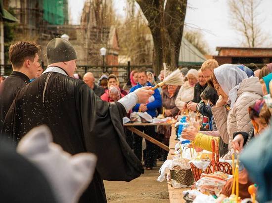 В храмах Курской области проходит массовое освящение пасхальных куличей и яиц