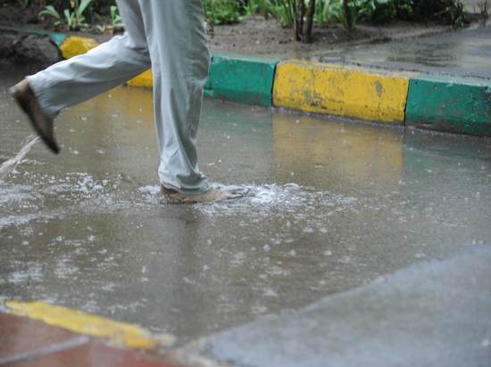 За ночь с астраханских улиц откачали 412 кубометров дождевой воды