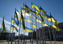 Во время сессии Межпарламентской ассамблеи стран СНГ перед Таврическим дворцом в Санкт-Петербурге вместе с другими стягами подняли флаг Украины