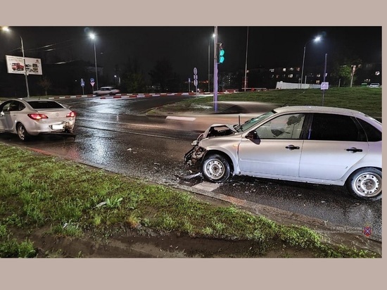 В Волгограде в ДТП у светофора пострадала 34-летняя женщина