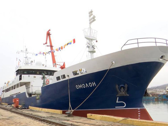 Краболов «Омолон» поднял флаг в Хабаровском крае