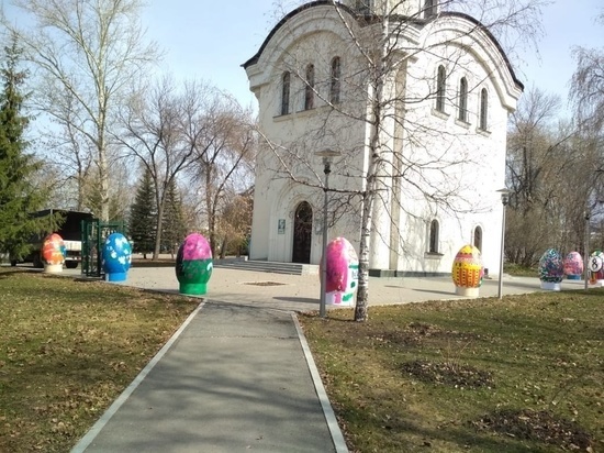 Перед храмом в Уфе установили гигантские пасхальные яйца