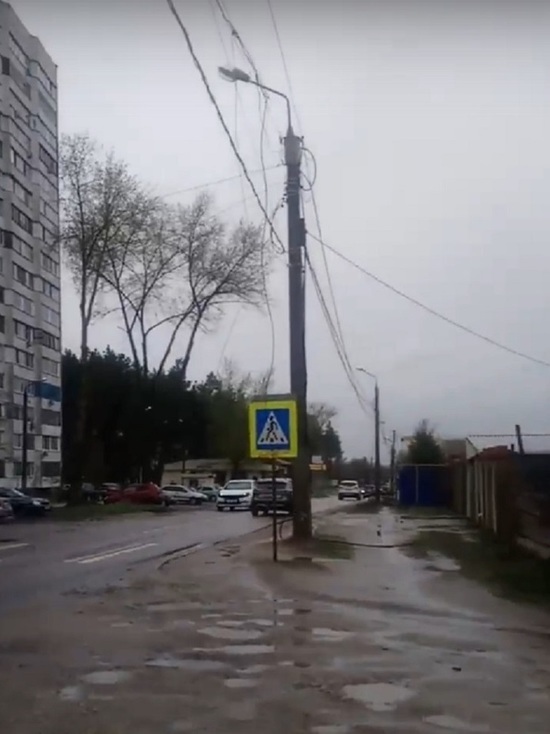 В микрорайоне Придонской Воронежа упал столб электросетей и порвал провода