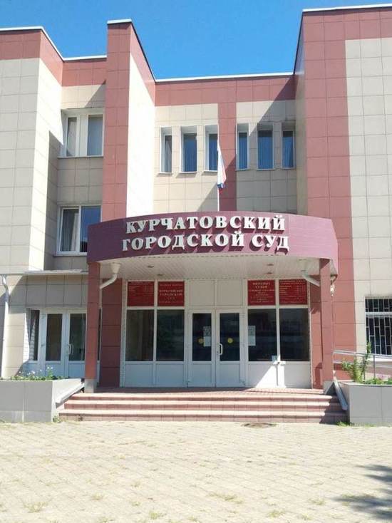 В Курчатове мать троих детей украла в магазине 14 коробок конфет и 24 упаковки  сыра