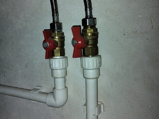 В Светлодарске завершается подключение жилого фонта к водоснабжению