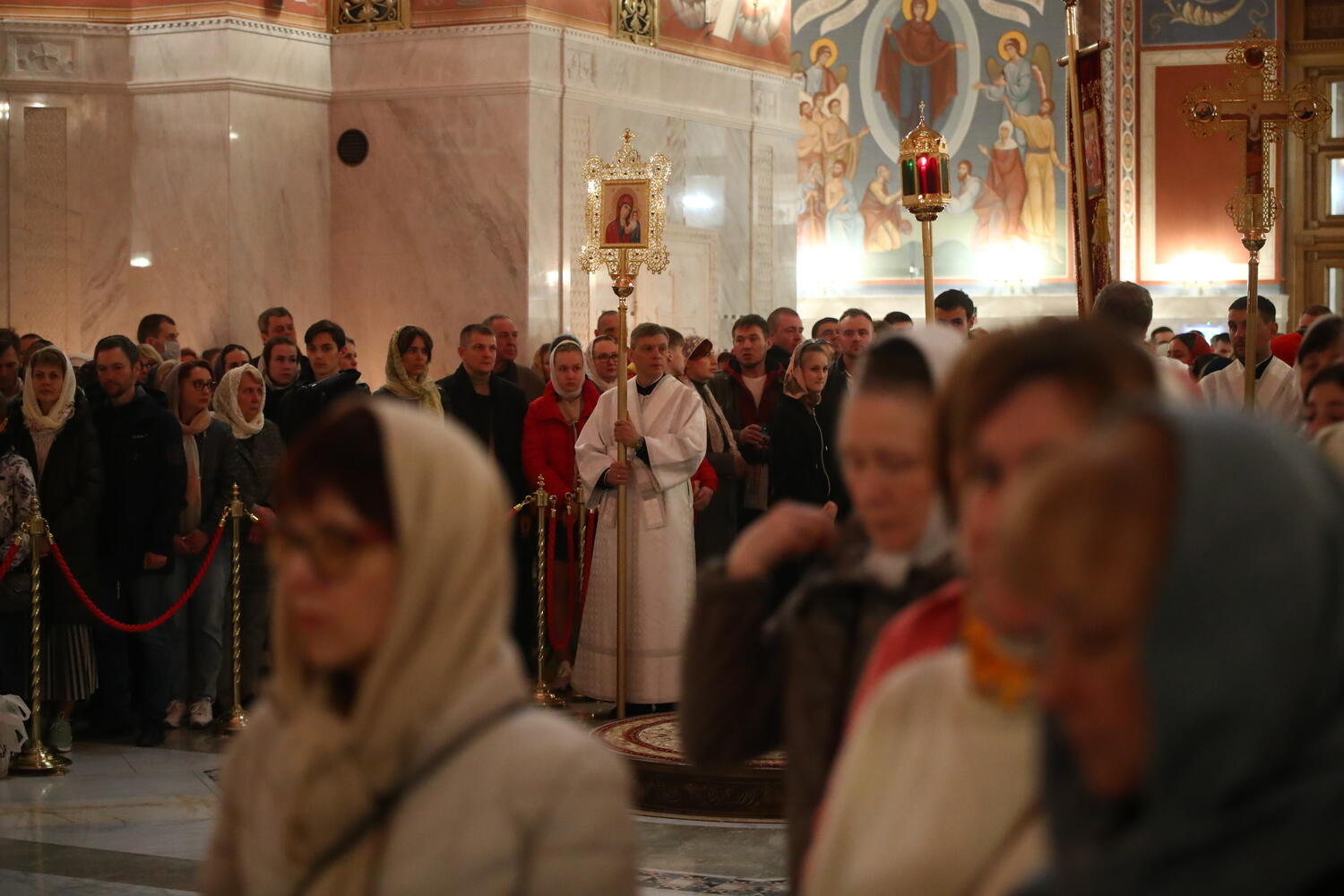 Храм христа спасителя служба на пасху. Православная пасхальная служба в храме. Богослужение в пасху ночью. Пасхальная служба. Пасха в 2024 служба.