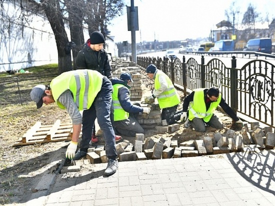 В Ярославле на Богоявленской площади начали работу по обновлению тротуарной плитки