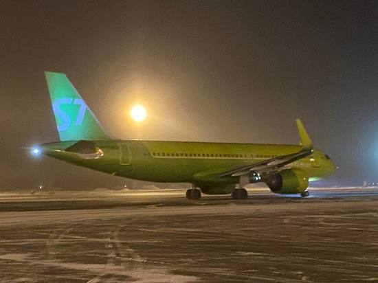 Почти триста пассажиров более суток провели в аэропорту Горно-Алтайска из-за снегопада