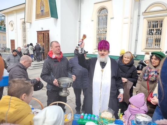 Куличи и яйца продолжают освящать на Пасху в храмах Новосибирска