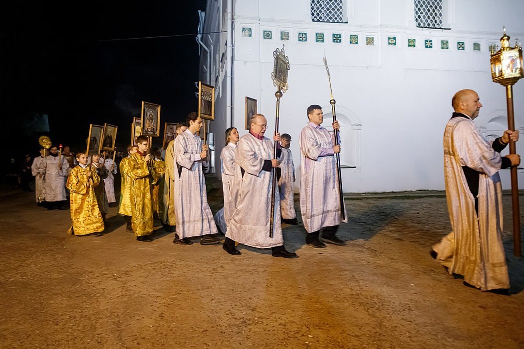 Пасха-2023: В Пскове состоялся крестный ход вокруг Троицкого собора