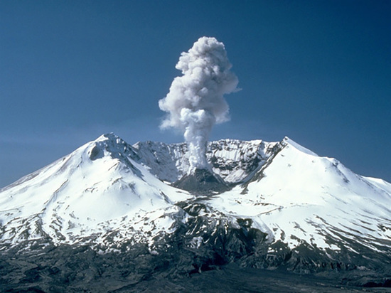  Вулкан Эбеко на Курилах выбросил пепел высотой 3 км