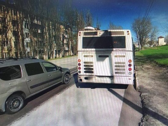 В саратовском автобусе упала пожилая пассажирка