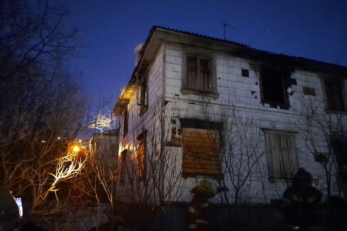 Двухэтажный дом в Мурманске тушили 23 пожарных - МК Мурманск