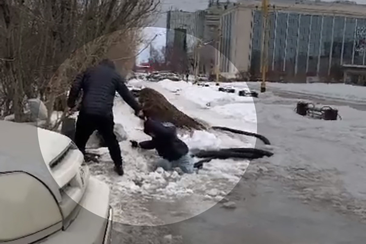 Девочка тонула в луже напротив Дома правительства в Якутске - МК