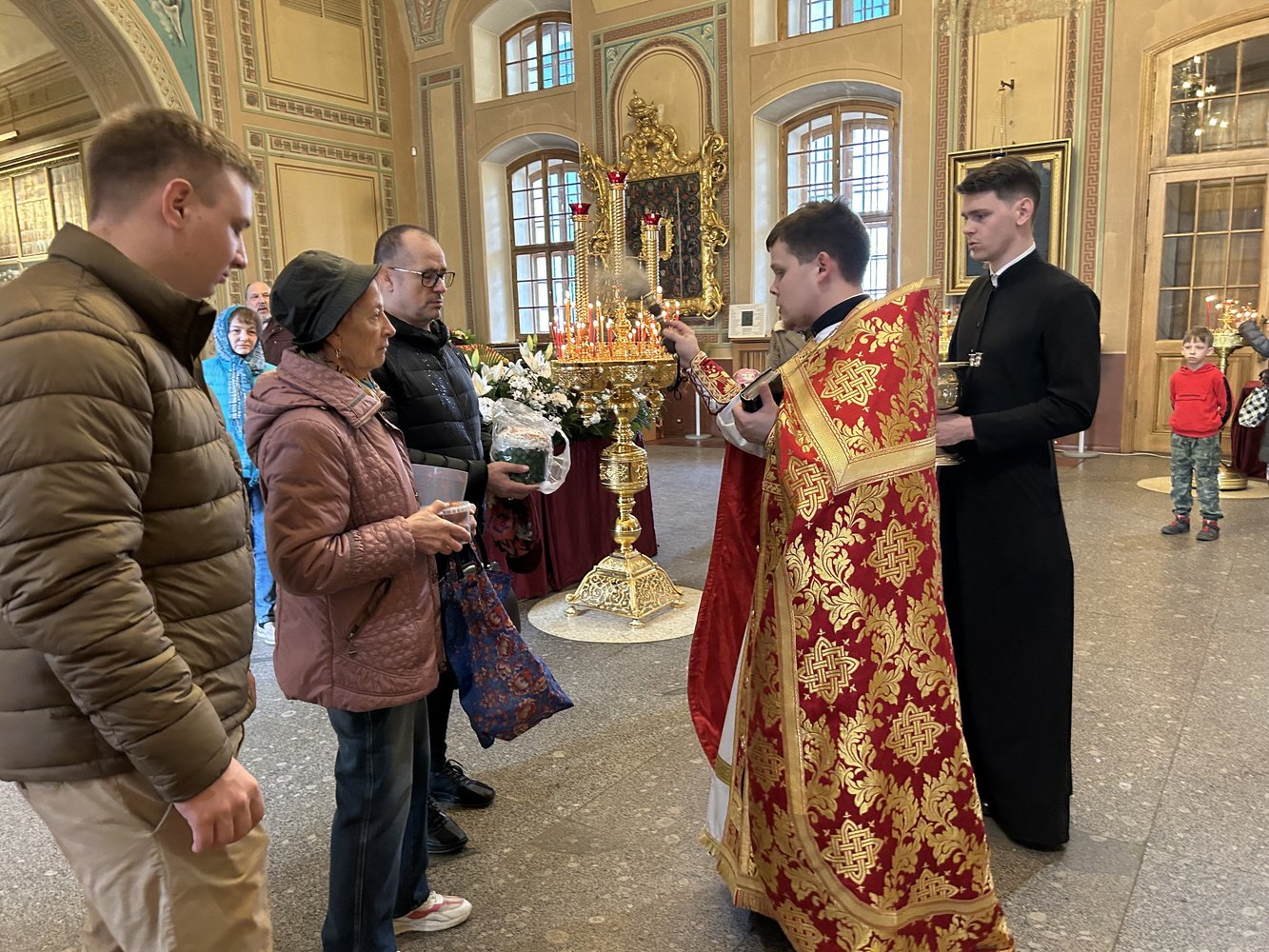 Светлая Пасха: как петербуржцы встречают праздник в Сампсониевском соборе