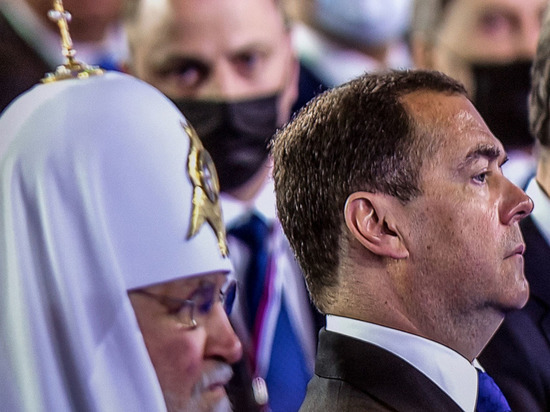 Медведев поздравил россиян с Пасхой и пожелал мира и "полного разгрома врага"