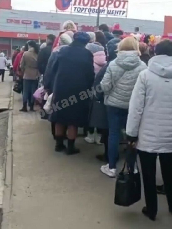 В Курске на Светлую Пасху выстроились очереди на автобусы до кладбищ