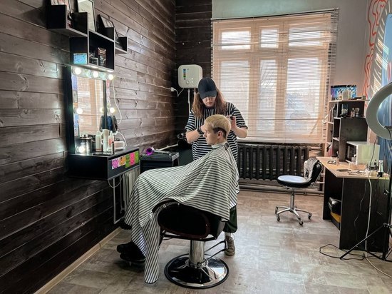 Жительница Вельска открыла мужской парикмахерский салон