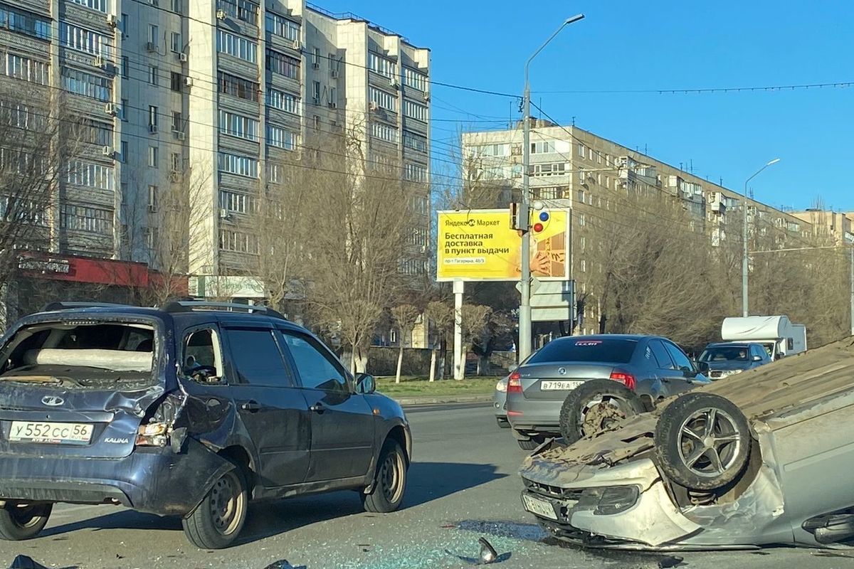 В Оренбурге на Гагарина столкнулись пять машин - МК Оренбург