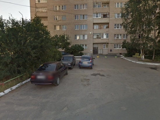 Во дворе дома в Великом Новгороде автомобиль сбил пешехода и скрылся