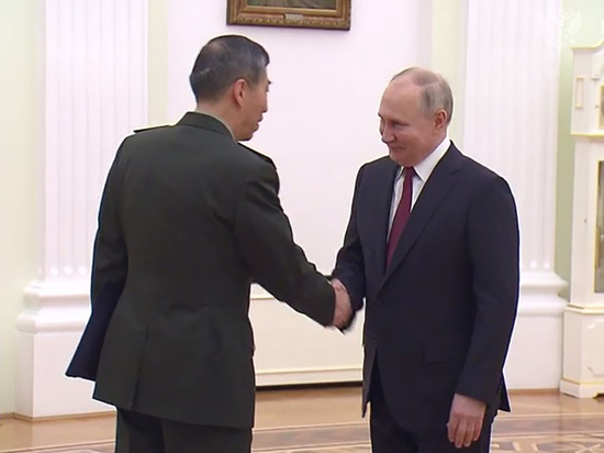 Президент РФ на встрече с министром обороны КНР заявил о развитии отношений между силовыми ведомствами