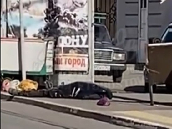 В Ростове на Соборной площади умер мужчина