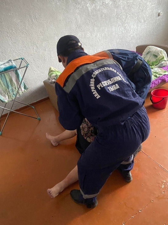 В столице Тувы одинокая  бабушка вызвала домой спасателей