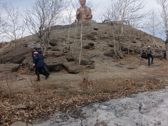 В Кызыле на территории статуи Будды провели субботник