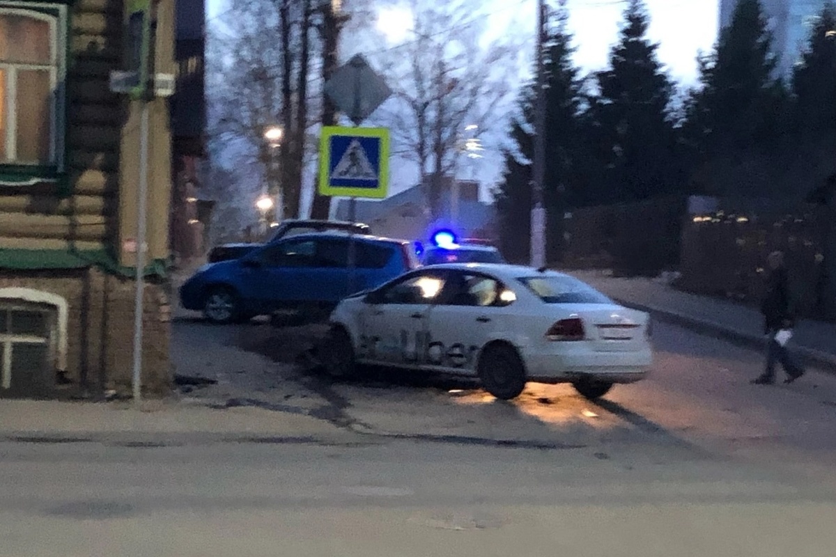 Костромские ДТП: такси UBER против столба