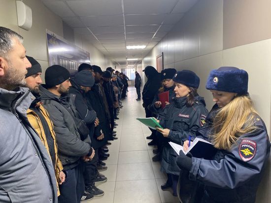 В Челябинске с рынка доставлены в полицию 45 мигрантов
