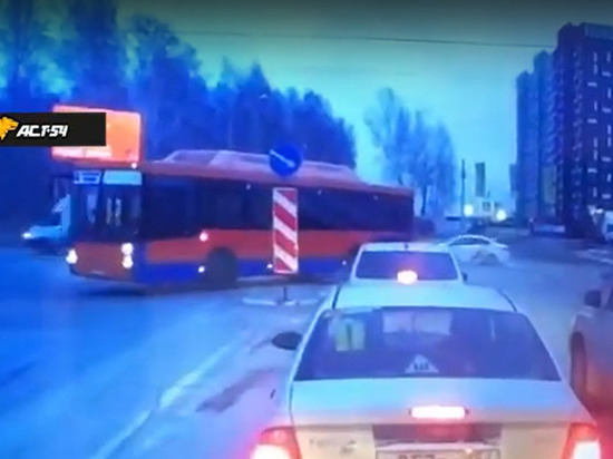 Автобус снёс дорожный знак на улице Гребенщикова в Новосибирске