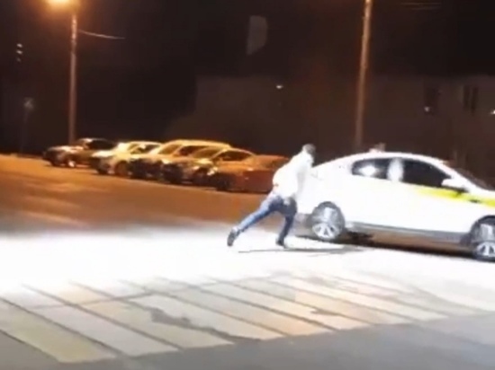 Агрессивный мужчина кидался под машины в подмосковном Домодедово
