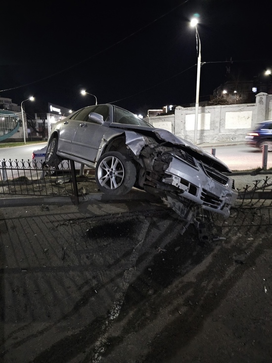 Во Владимире на Дзержинке пьяный водитель повис на заборе