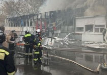 На Бережковской набережной полностью сгорело помещение «Плов центра»