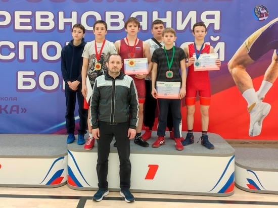 Юные борцы из Ноябрьска завоевали медали на всероссийских соревнованиях и прошли на первенство РФ