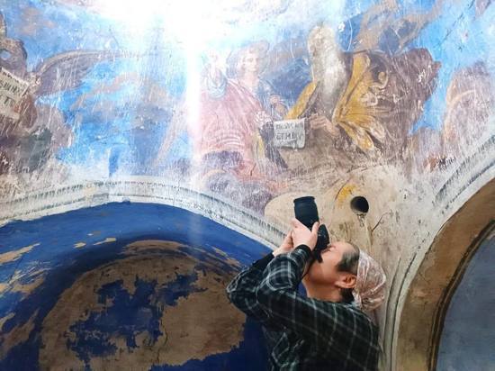 Молодые реставраторы изучают церковь XV века в Пскове