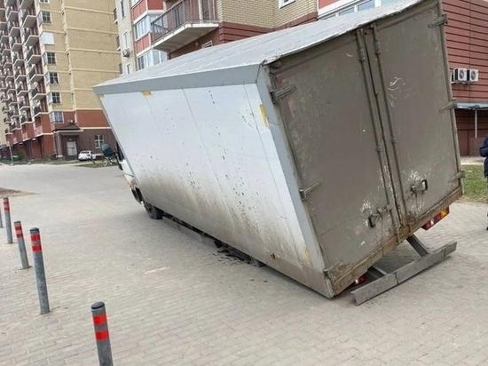 Тротуарная плитка провалилась под колесами фургона в Балашихе