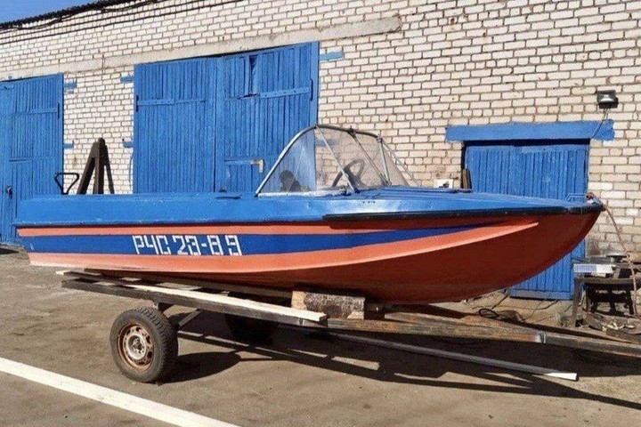 Жители костромского села Дятлово получили от губернатора лодку