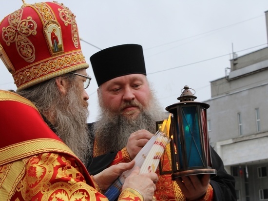 Благодатный огонь из Иерусалима прибыл в Богоявленный кафедральный собор Томска