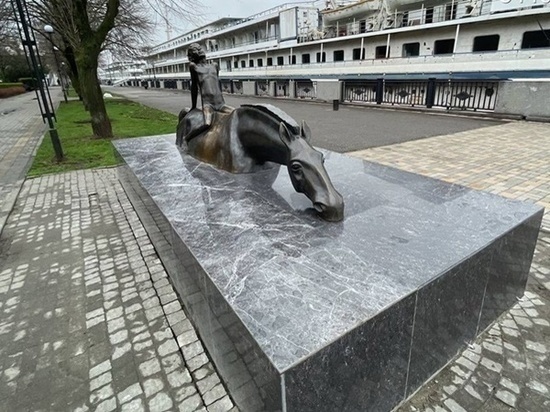 В Ростове на Береговой восстановили скульптуру «Купание коня»