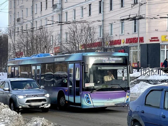 В Мурманске случилась авария с участием троллейбуса и автомобиля доставки