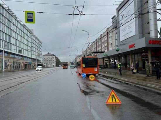 В Калининграде пассажирка автобуса получила травмы при попытке оплатить проезд