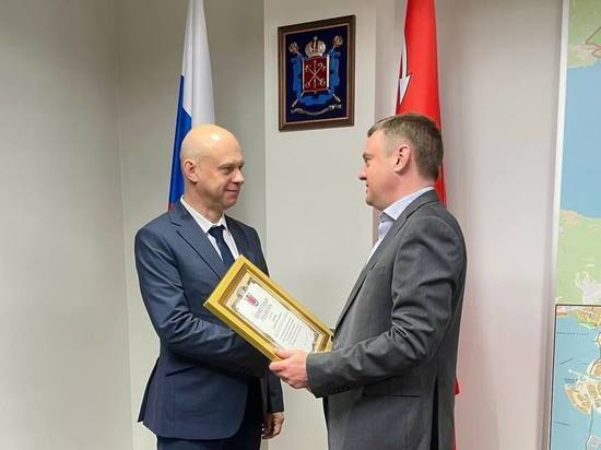 Вице-губернатор Поляков вручил почетную грамоту директору «Пассажиравтотранса» Лызину