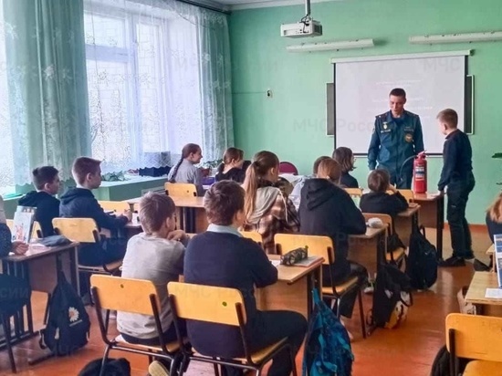 Сотрудники МЧС по Орловской области провели в Покровском лицее урок безопасности