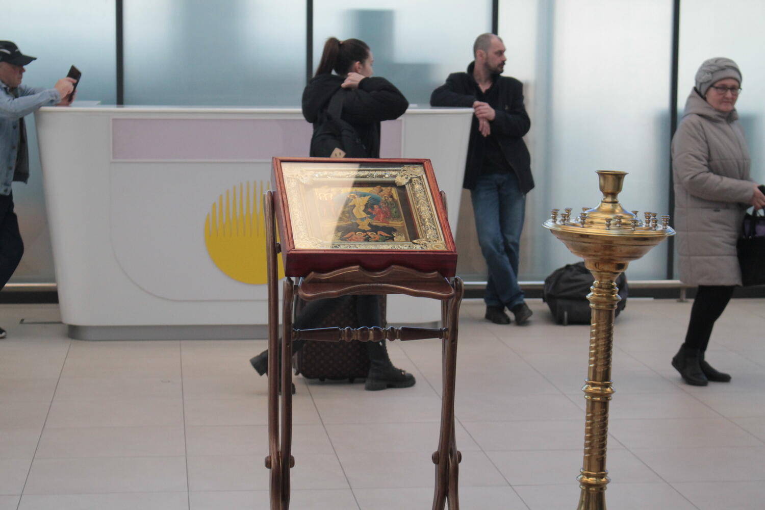 В Хабаровск прибыл Благодатный огонь из Иерусалима