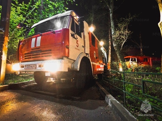 В Смоленске на проспекте Гагарина загорелась бытовка