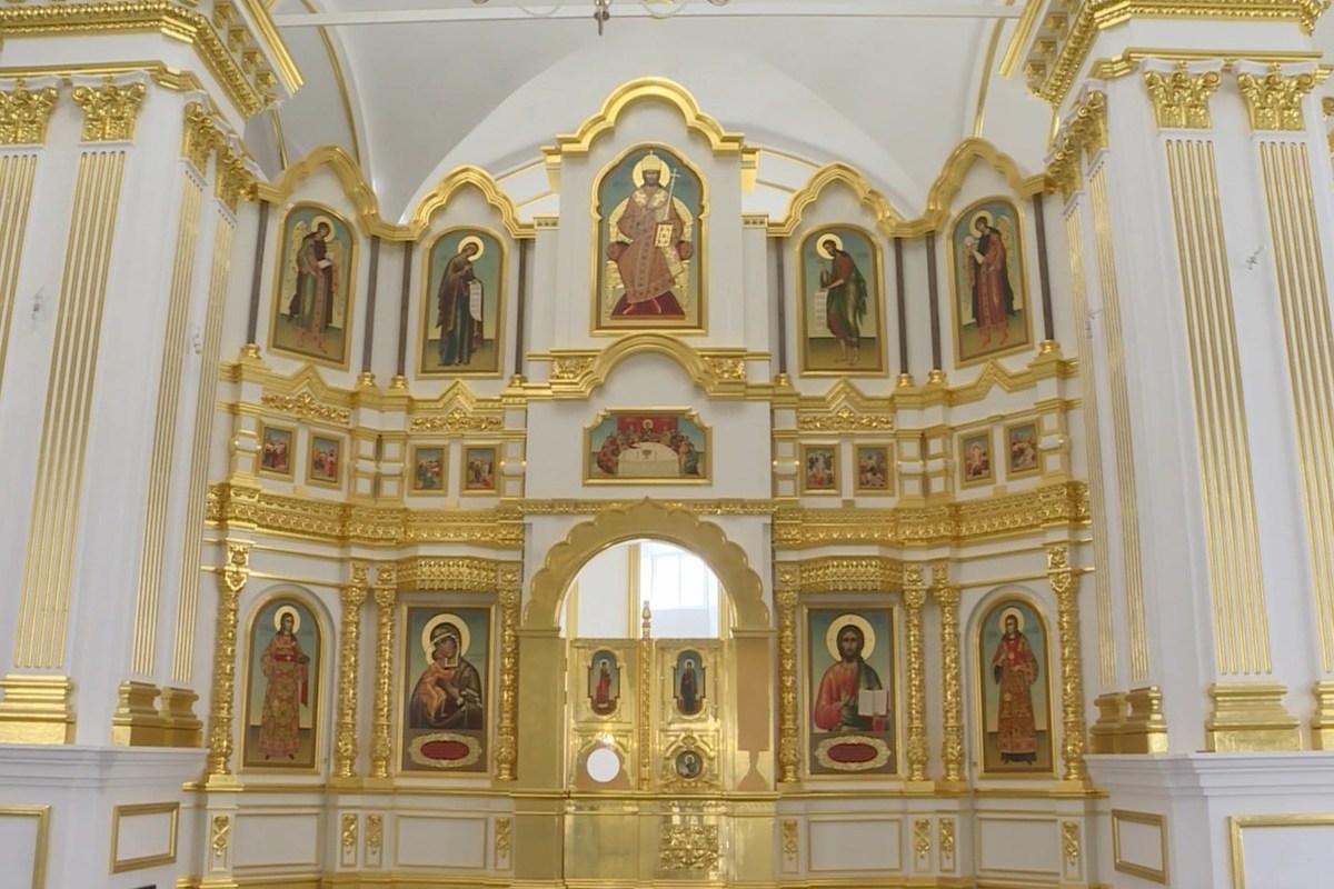 В Костромском кремле завершается монтаж иконостаса в Богоявленском соборе