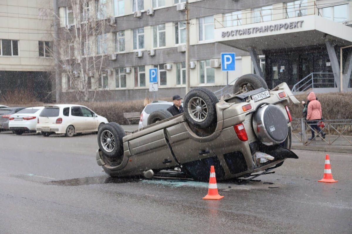 В центре Иркутска джип встал на крышу - МК Иркутск