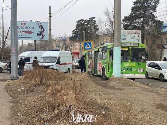 Троллейбус врезался в столб возле «Абсолюта» в Чите