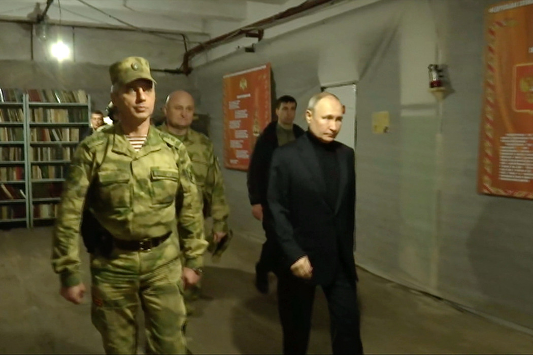 Putin brought the icon to the NVO zone: footage of the president's trip to the Kherson region